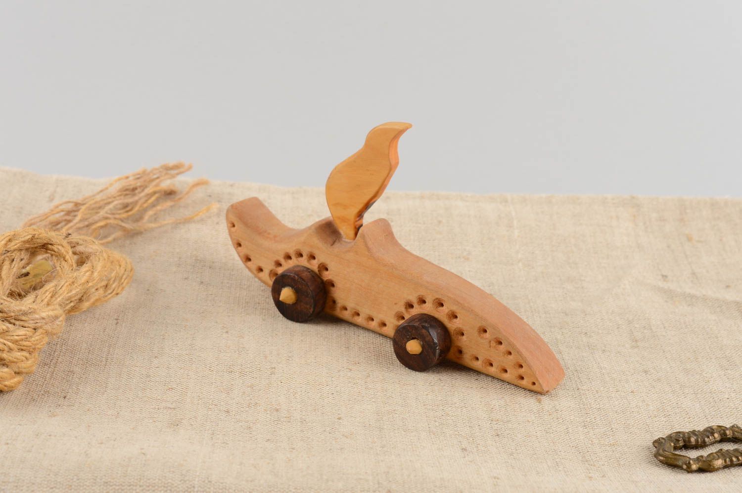 Coche de madera claro original hecho a mano juguete ecológico para niño foto 1