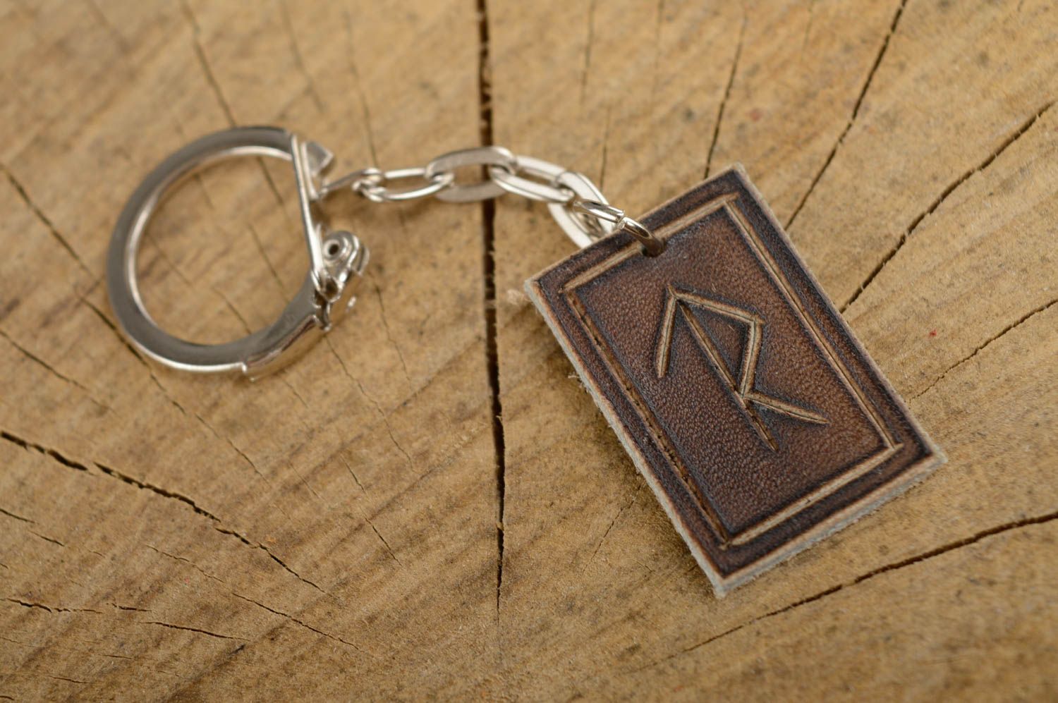 Beau porte-clés en cuir naturel avec runes fait main pour succès inévitable photo 1