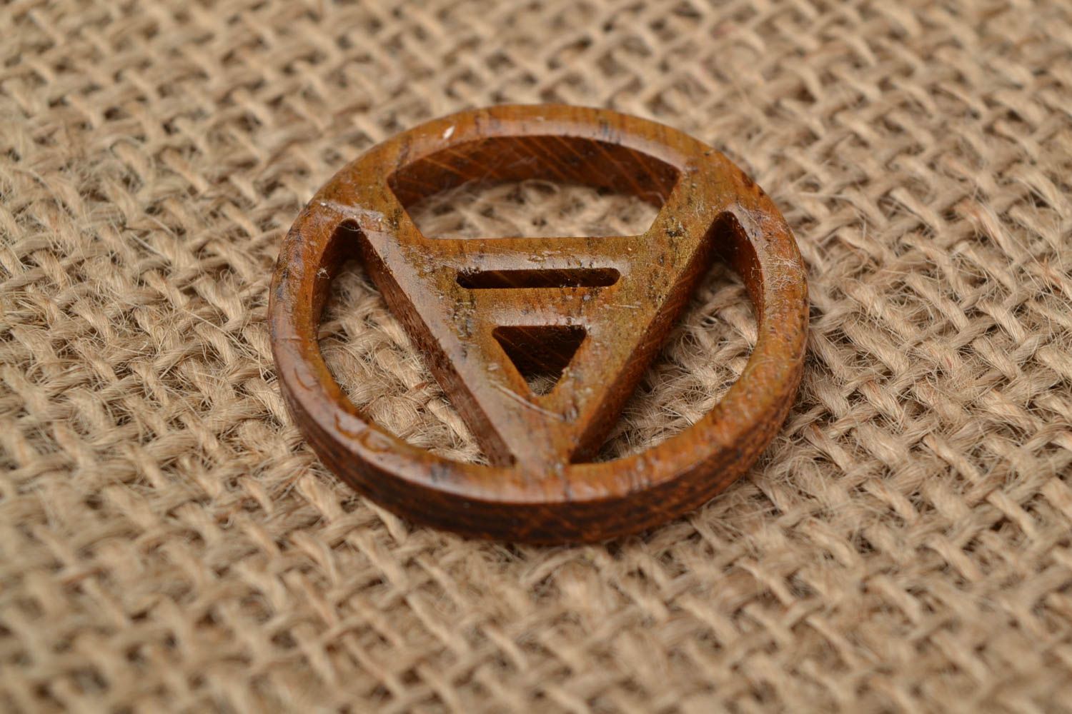 Pendentif sculpté en bois rond fait main original avec symbole de Vélès photo 1