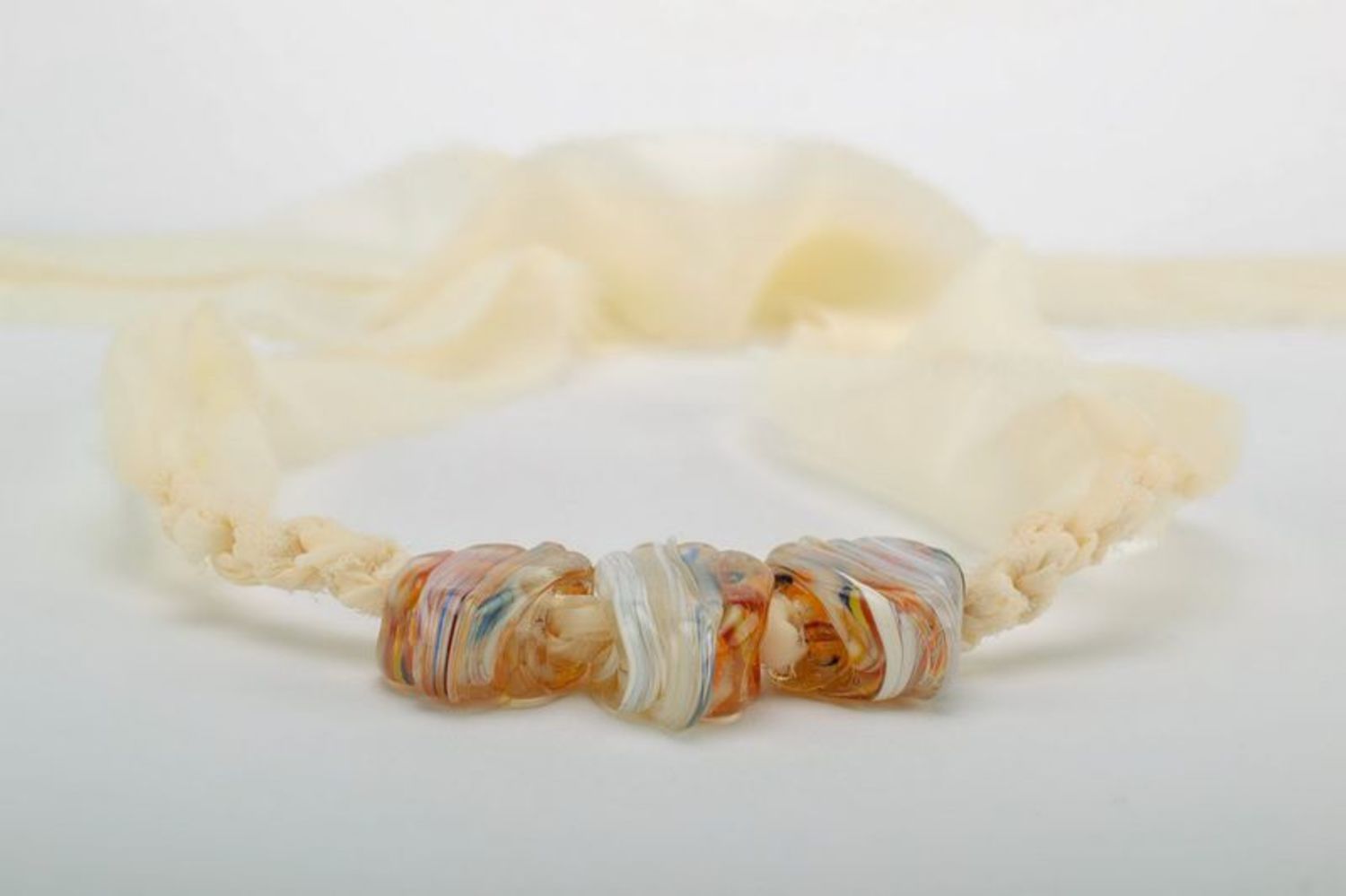 Colar branco feito de vidro durável em um cordão de couro foto 3