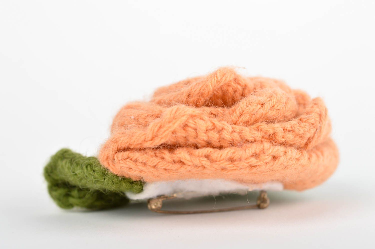 Broche fleur de couleur pêche Bijou fait main en laine au crochet Cadeau femme photo 3