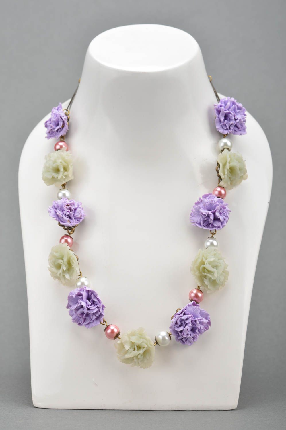 Collar artesanal original con flores de arcilla polimérica con cuentas Acianos foto 3