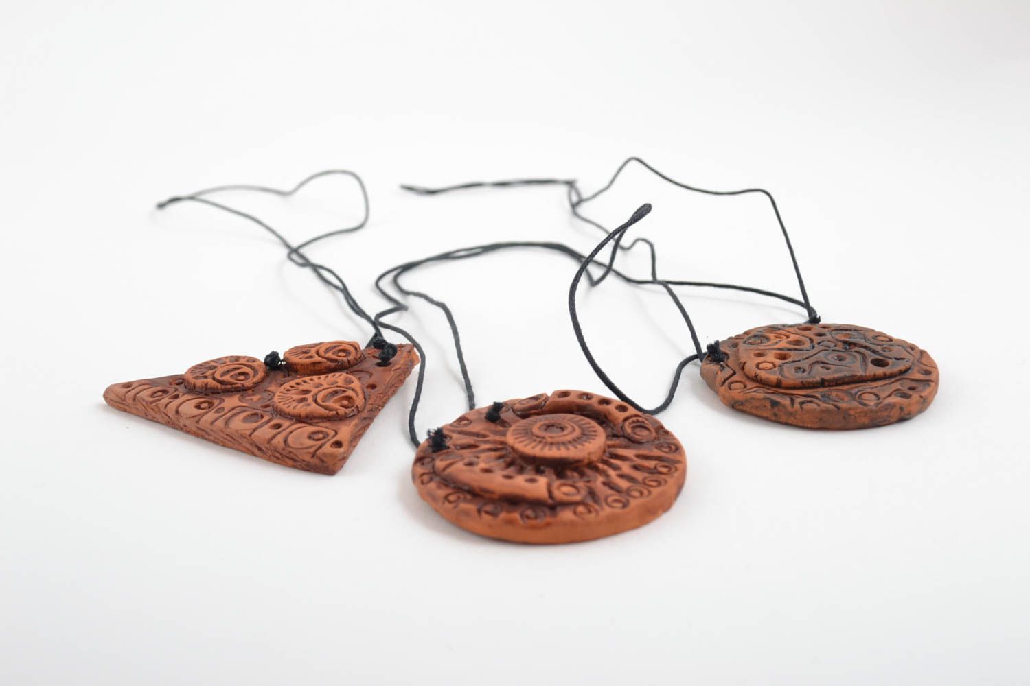 Set di tre ciondoli fatti a mano in ceramica collana accessorio artigianale foto 3