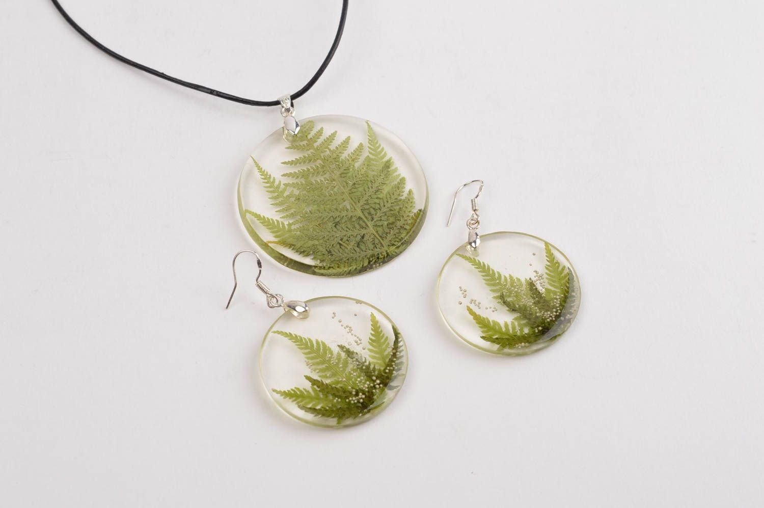Beautiful handmade jewelry set botanical jewelry epoxy pendant epoxy earrings photo 2