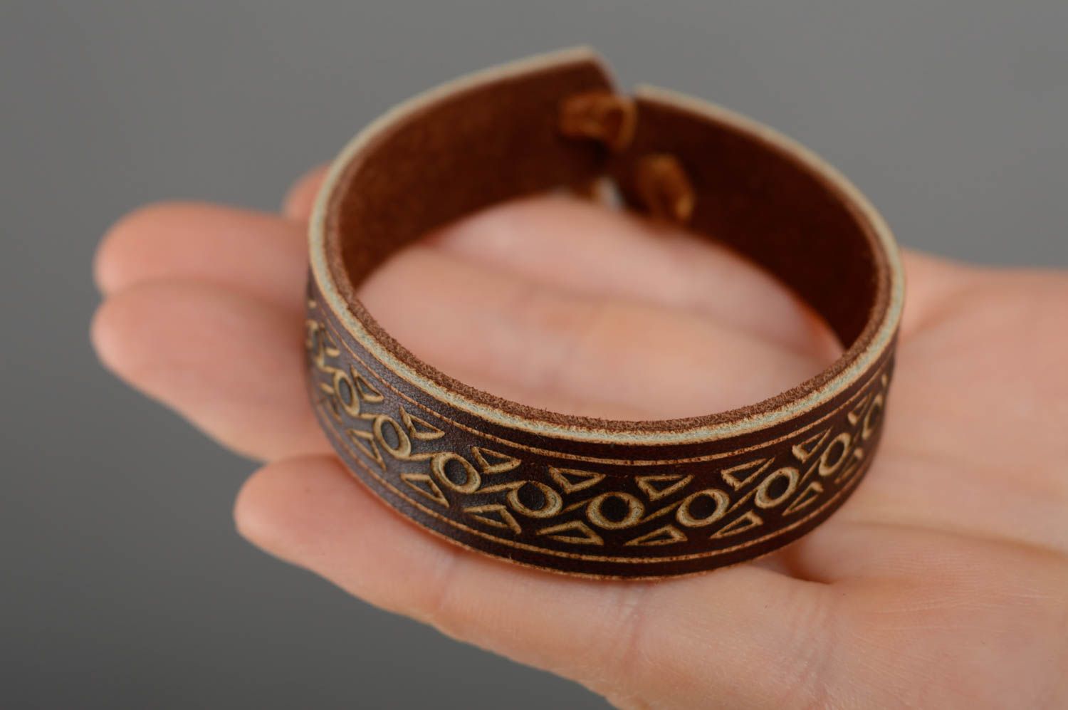 Bracelet en cuir naturel marron avec ornements fait main style ethnique photo 4