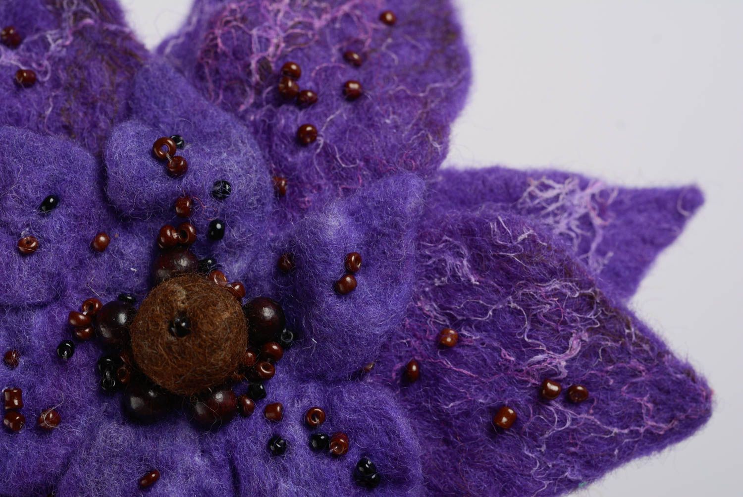 Broche para el pelo original hecho a mano flor violeta bonito estiloso de lana foto 2