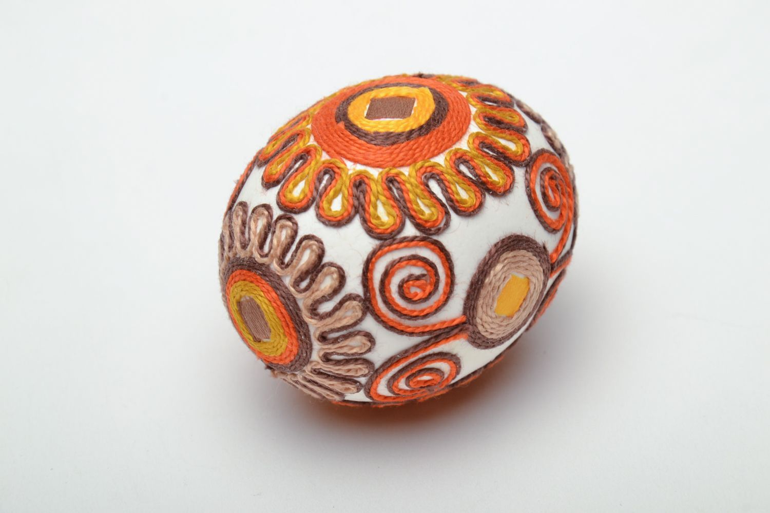 Необычное пасхальное яйцо декоративное украшенное нитками фото 4
