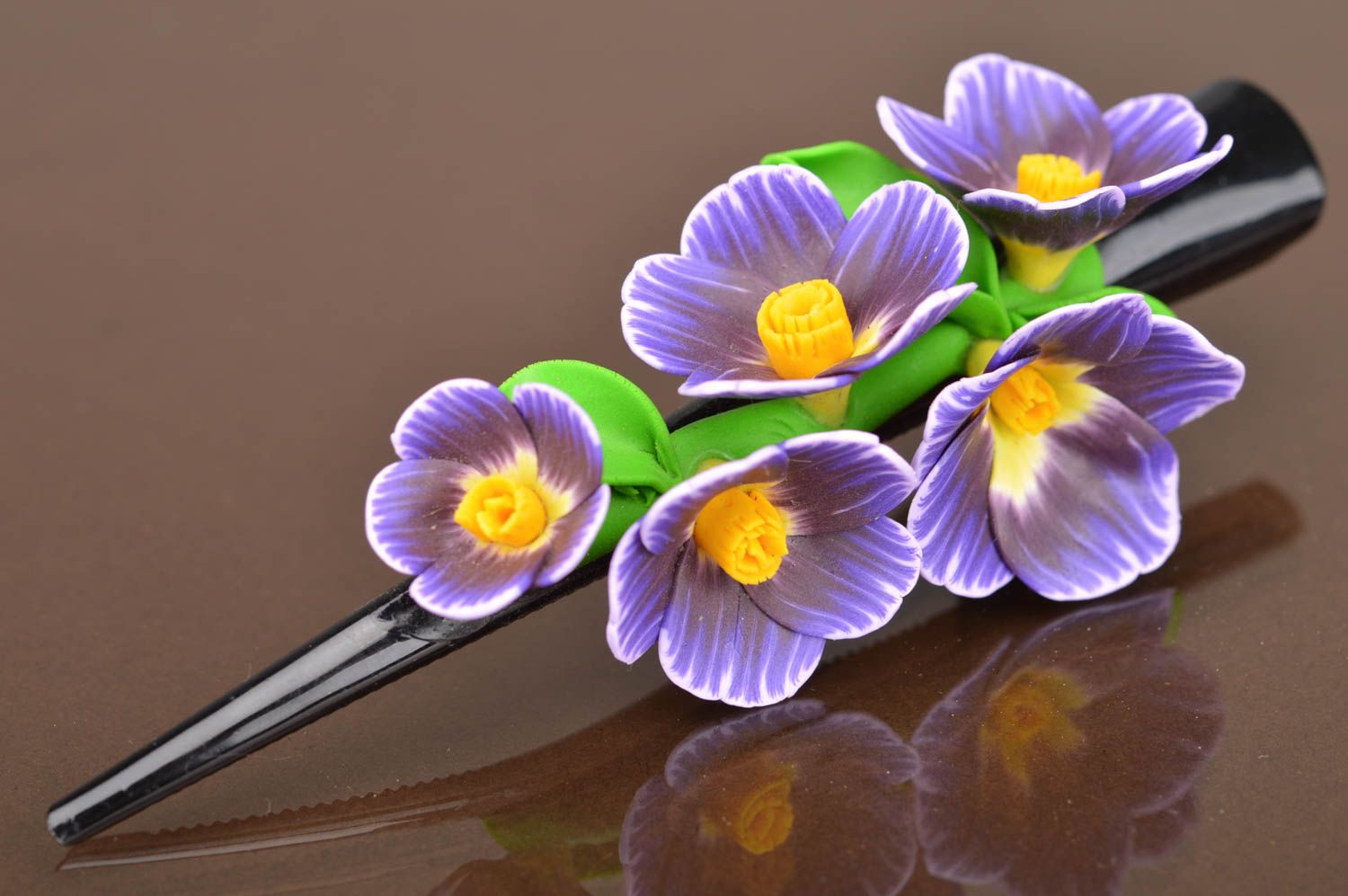 Pinza de pelo artesanal con flores de color violeta de arcilla polimérica  foto 3