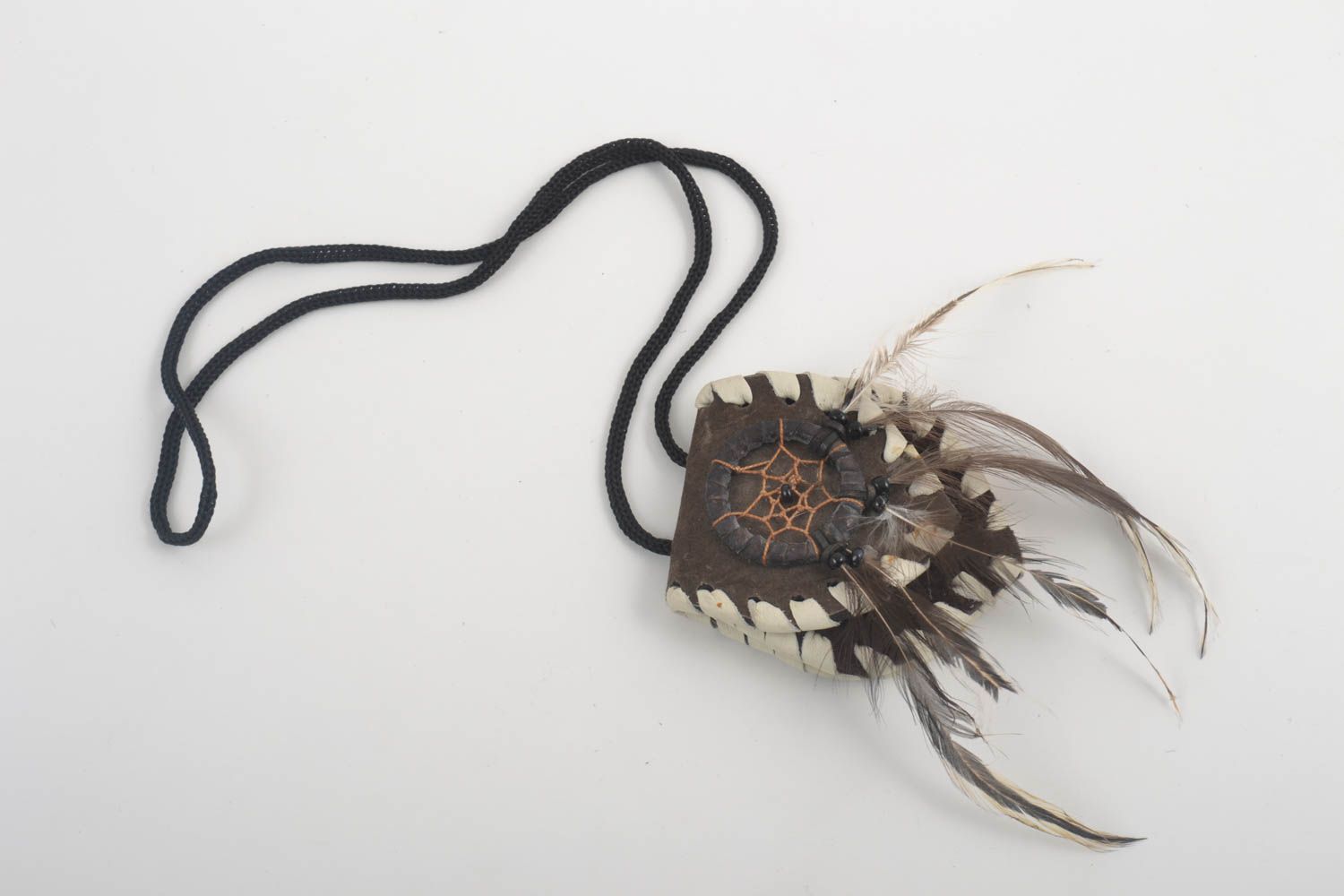 Pendentif design de créateur Bijou fait main amulette en daim Cadeau pour femme photo 2