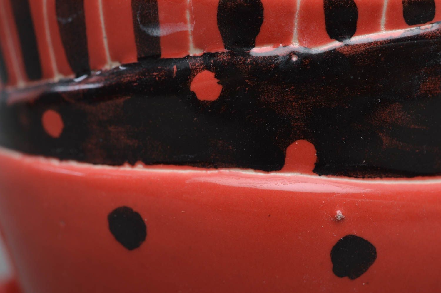 Tasse originale faite main en porcelaine avec trois anses rouge noir à pois photo 3