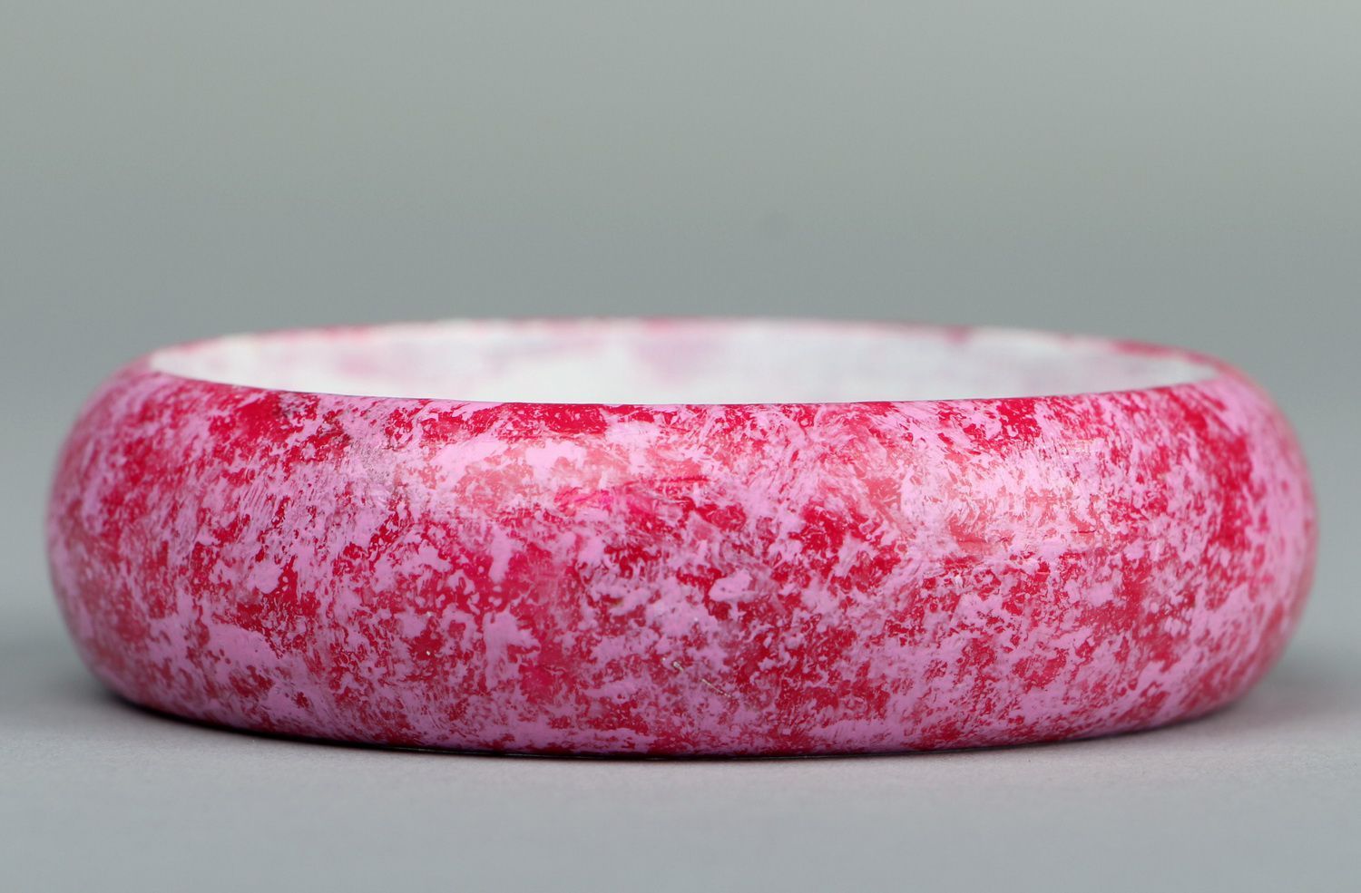 Wooden bracelet, pink marble effect photo 1