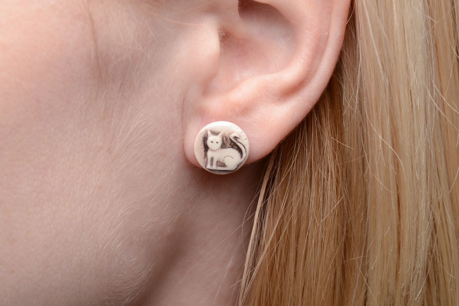Boucles d'oreilles artisanales rondes avec chats photo 2