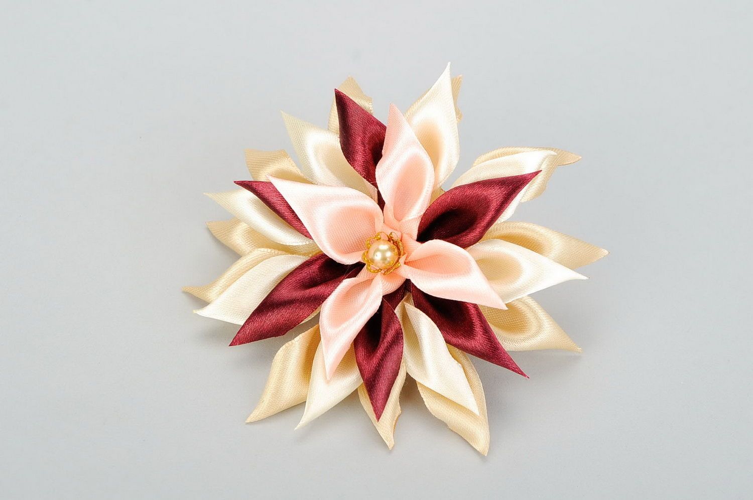 Резинка-цветок из атласных лент фото 3