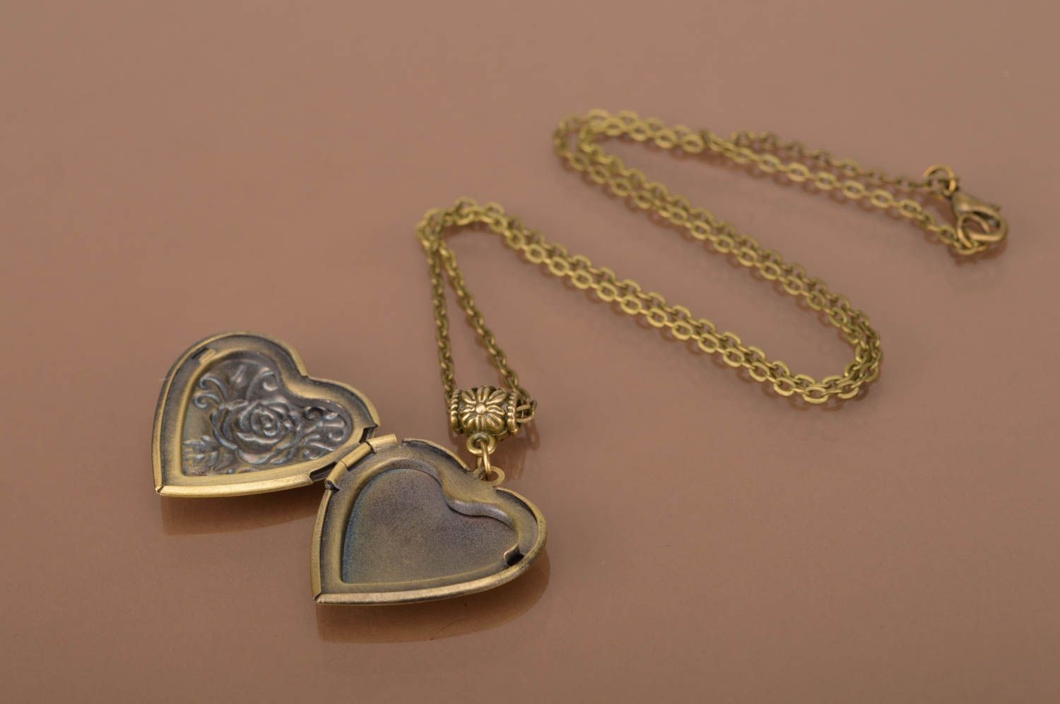 Pendentif médaillon Bijoux fait main cœur en métal Accessoire femme cadeau photo 5