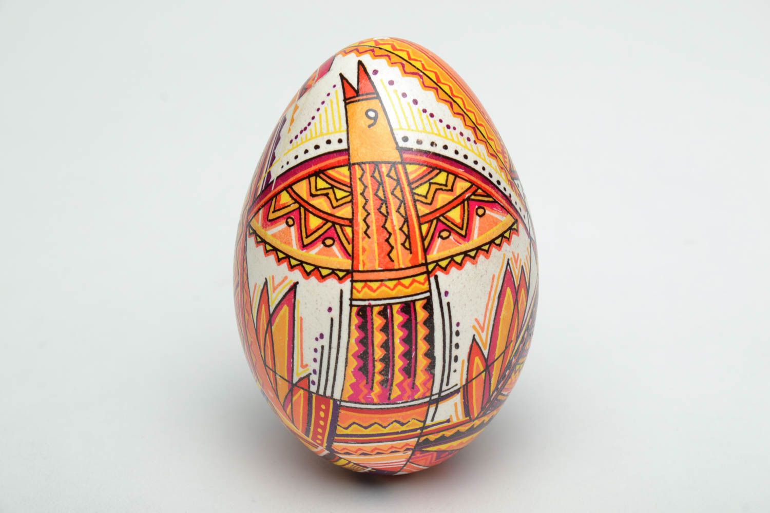 Oeuf de Pâques peint aux colorants à l'aniline fait main pyssanka traditionnel photo 4