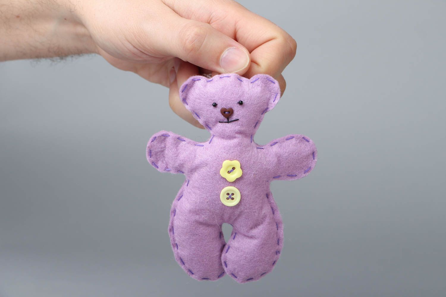 Тканевая игрушка ручной работы в виде медведя  фото 3
