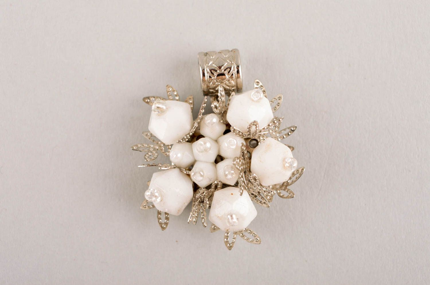 Pendentif fleur Bijou fait main blanc métal perles fantaisie Cadeau femme photo 2