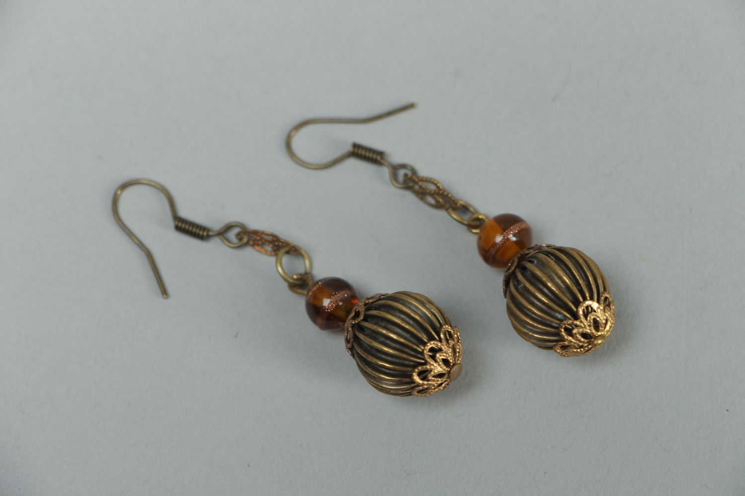 Boucles d'oreilles pendantes faites main en métal et perles fantaisie photo 1