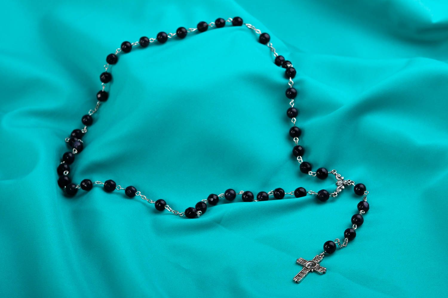 Collier pierres naturelles Bijou fait main noir avec croix Accessoire femme photo 1