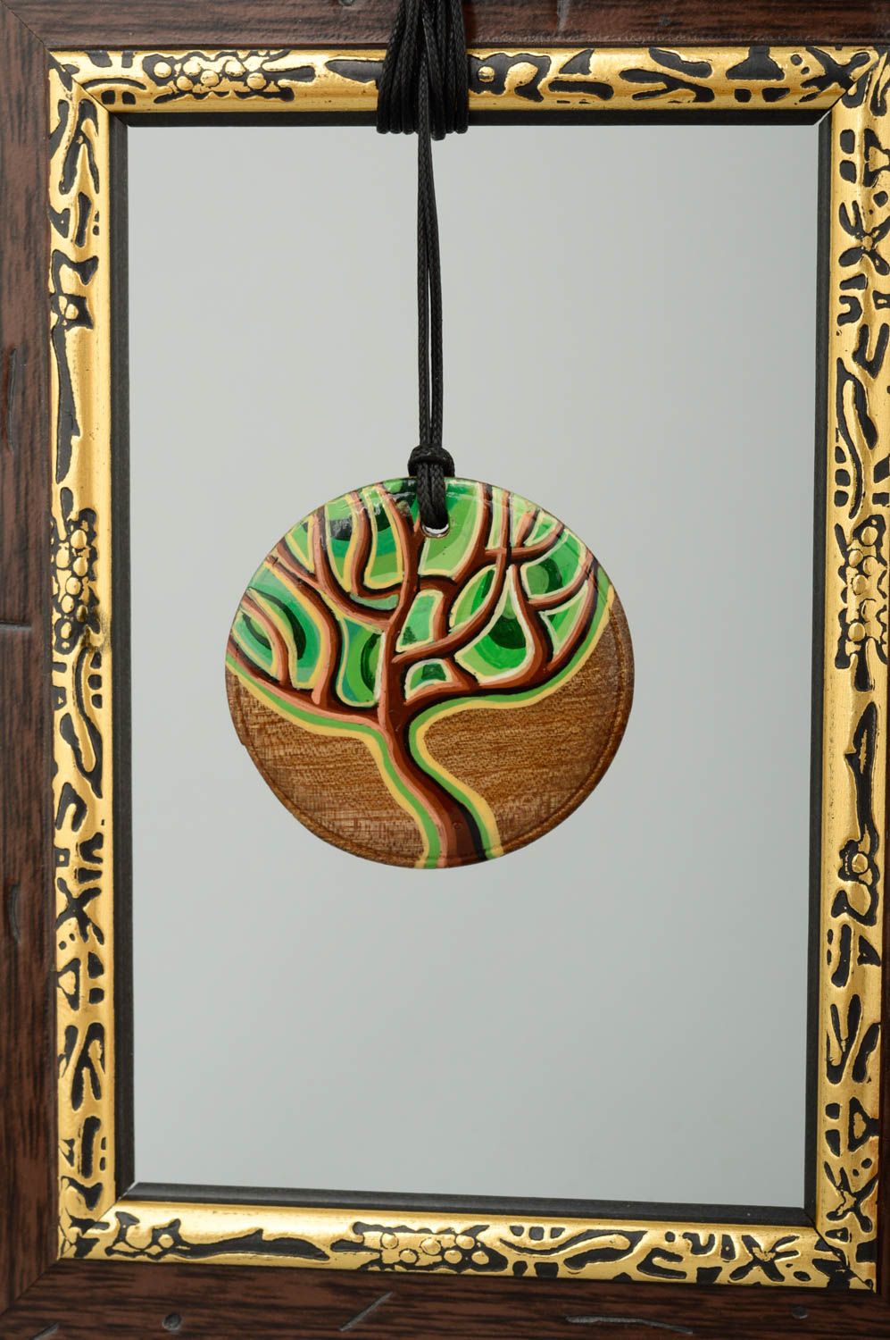 Кулон ручной работы украшение на шею с росписью аксессуар из дерева на шнуре фото 1