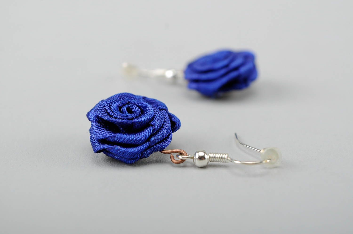 Schöne Ohrringe blaue Rose foto 1