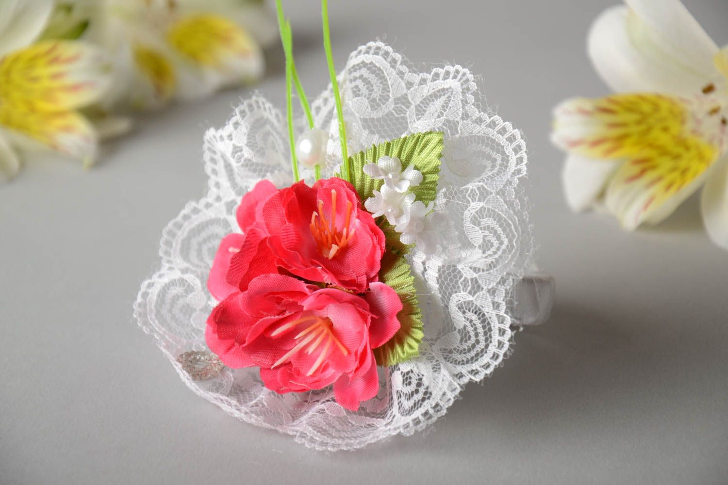 Handmade Hochzeit Armband aus Kunstblumen mit Spitze und Plastikelementen foto 1