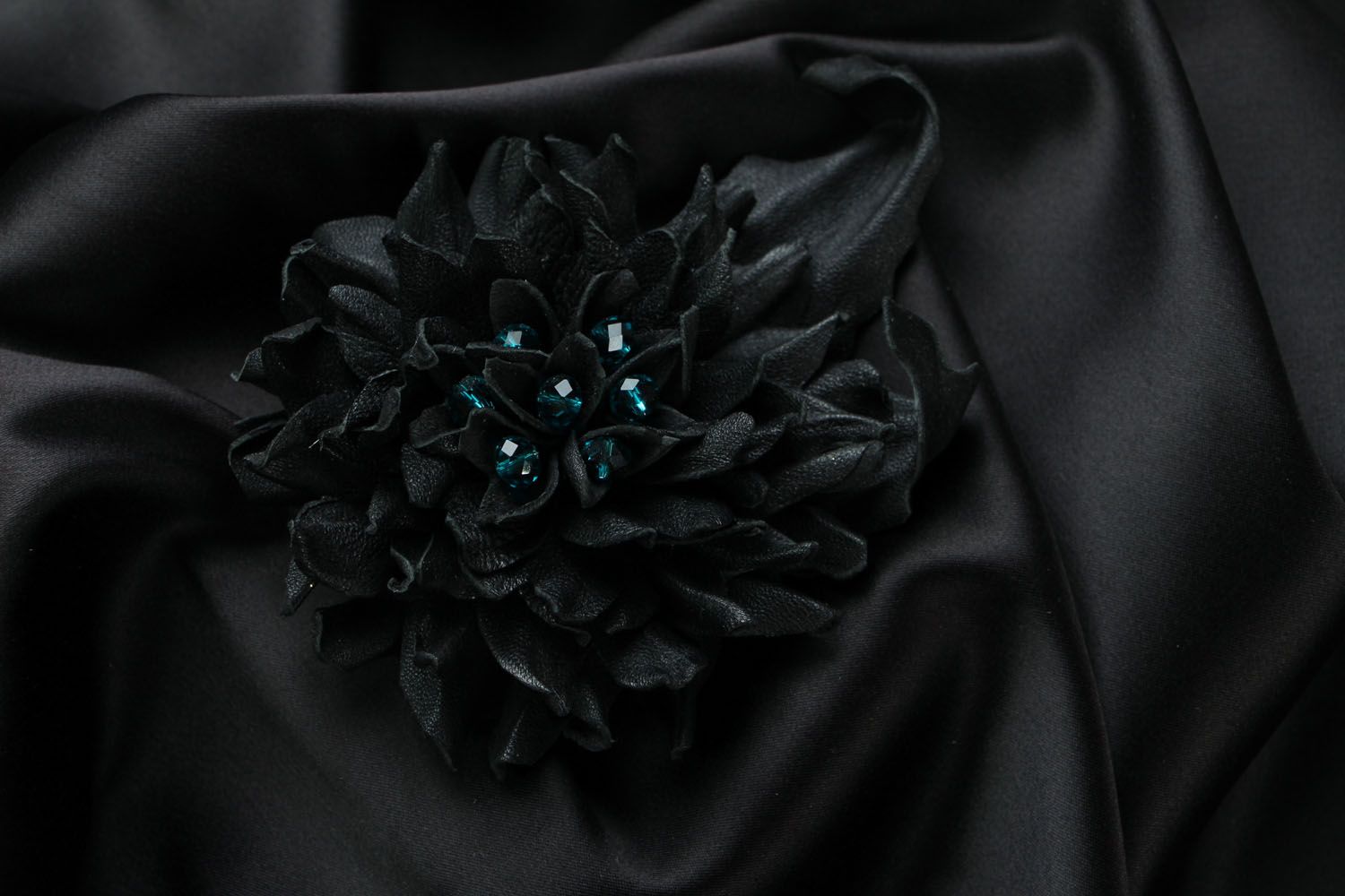 Broche en cuir originale faite main accessoire design couleur noire pour femme photo 1