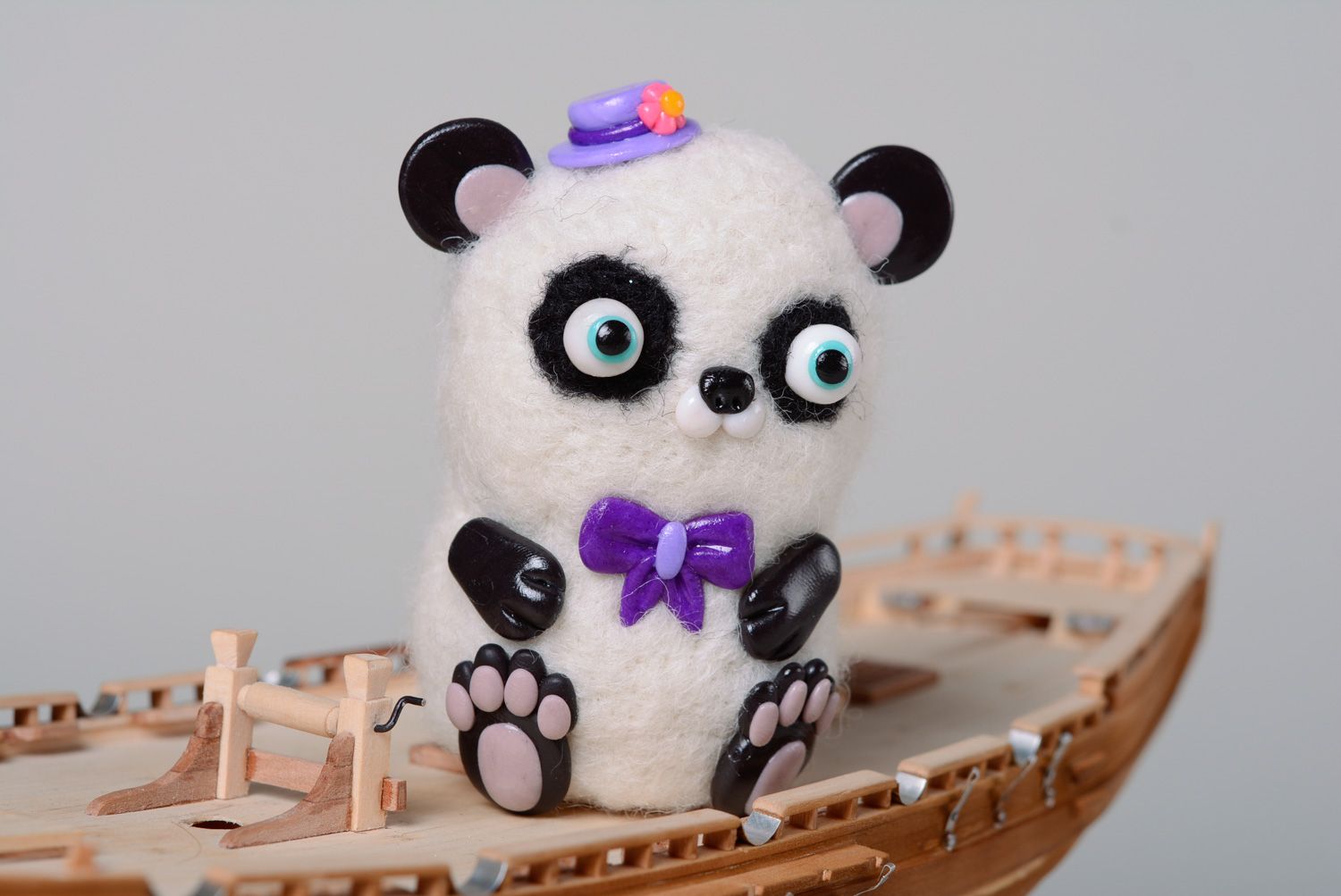Jouet de poche fait main original en laine technique de feutrage Panda photo 1