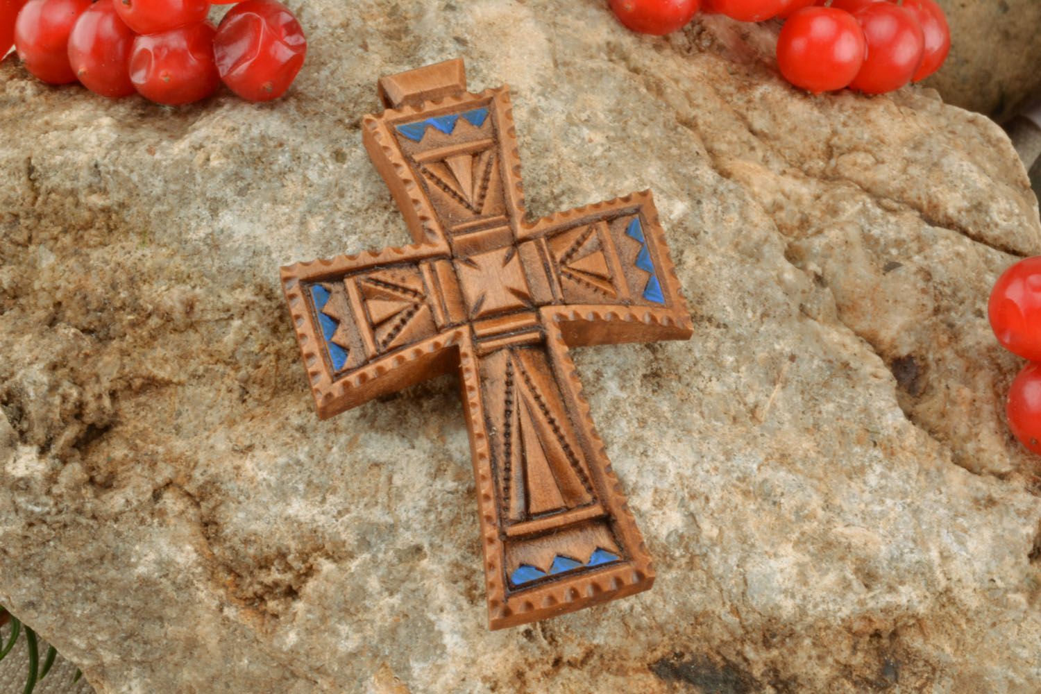 Деревянный крест резной фото 1