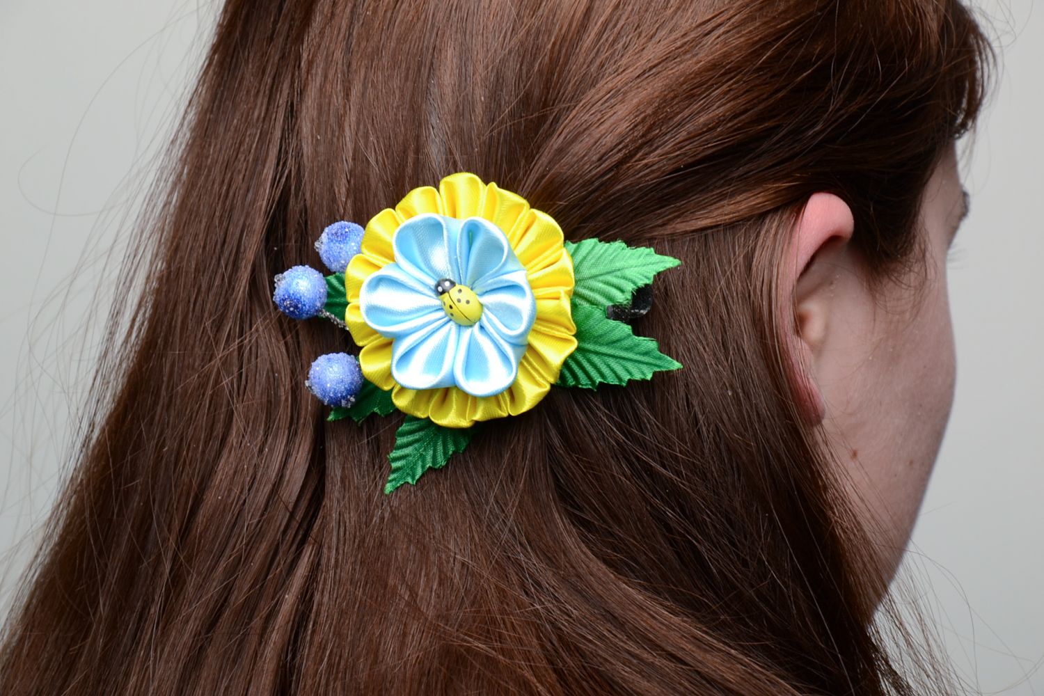 Детская заколка для волос в виде цветка из атласа в технике канзаши фото 5