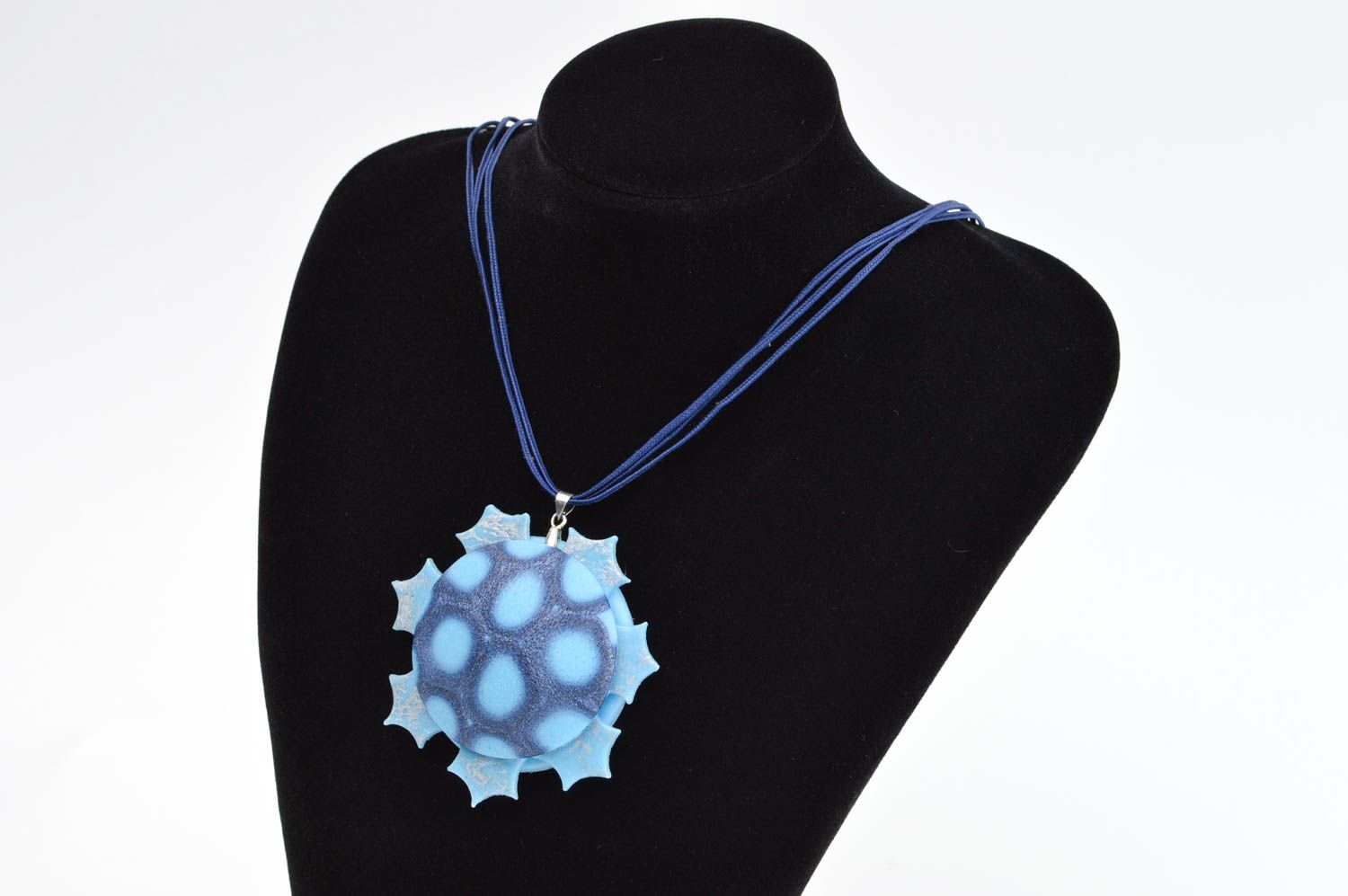 Pendentif rond Bijou fait main pâte polymère bleu Accessoire femme design photo 1