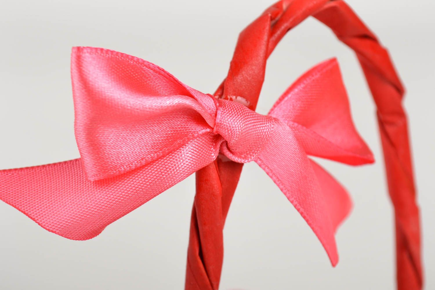 Handmade Korb aus Papier wohn Accessoire Korb geflochten rot mit rosa Schleife foto 2