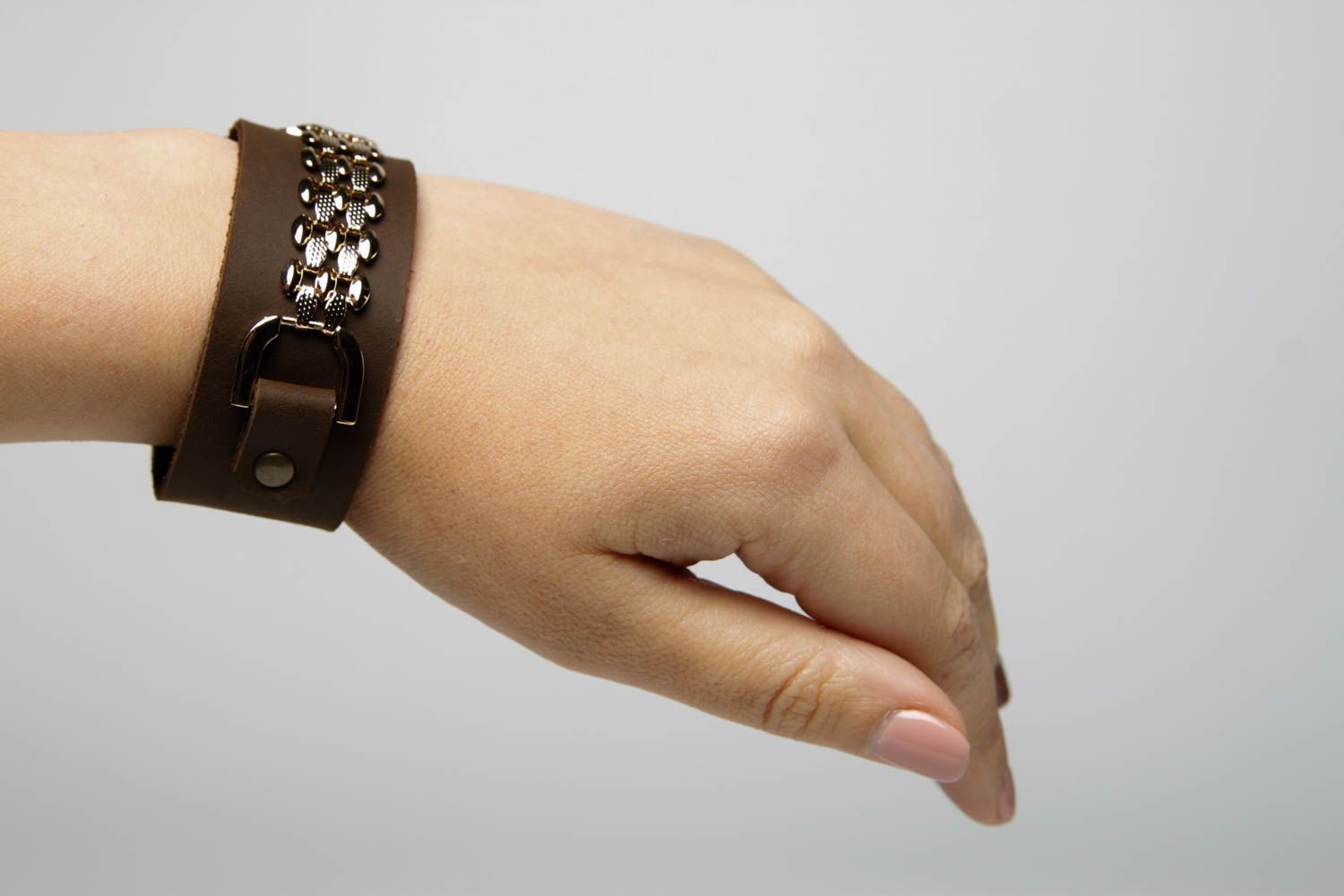 Bracelet en cuir marron Bijou fait main large avec chaîne Cadeau pour femme photo 2