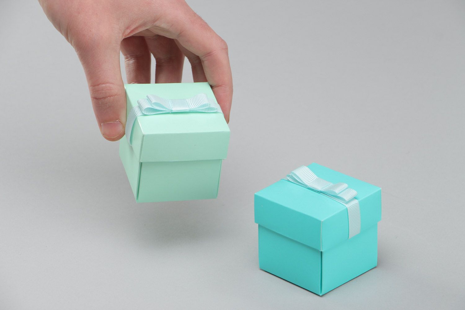 Juego de dos cajas para dulces artesanales de cartón de color menta y turquesa foto 5