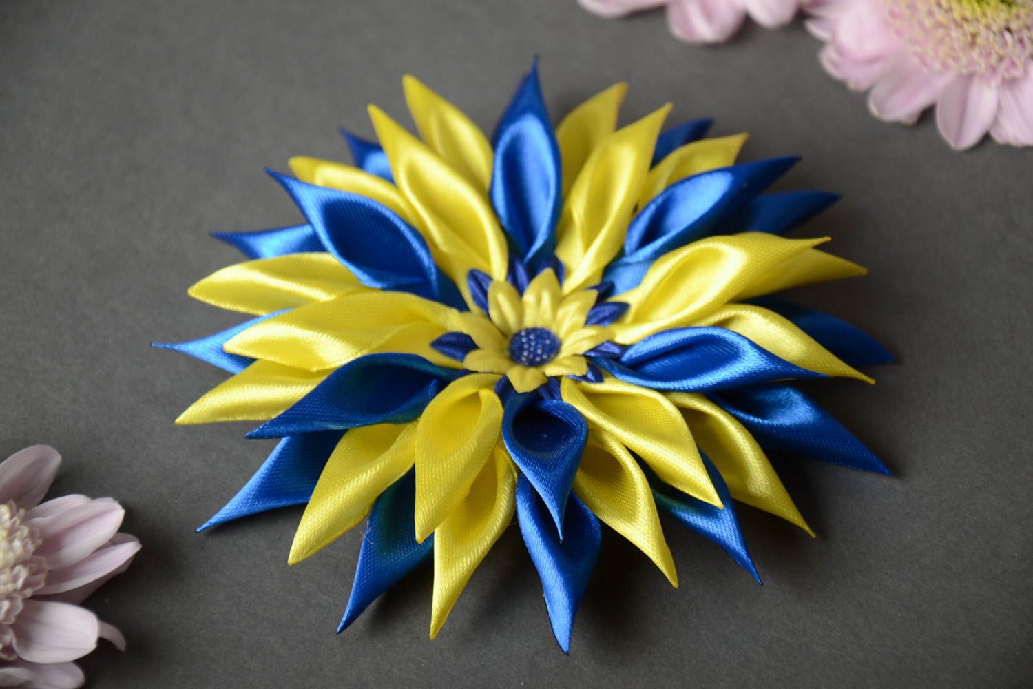Handgemachter Rohling für Haarklemme in Form von bunter Blume aus Atlasbändern foto 1
