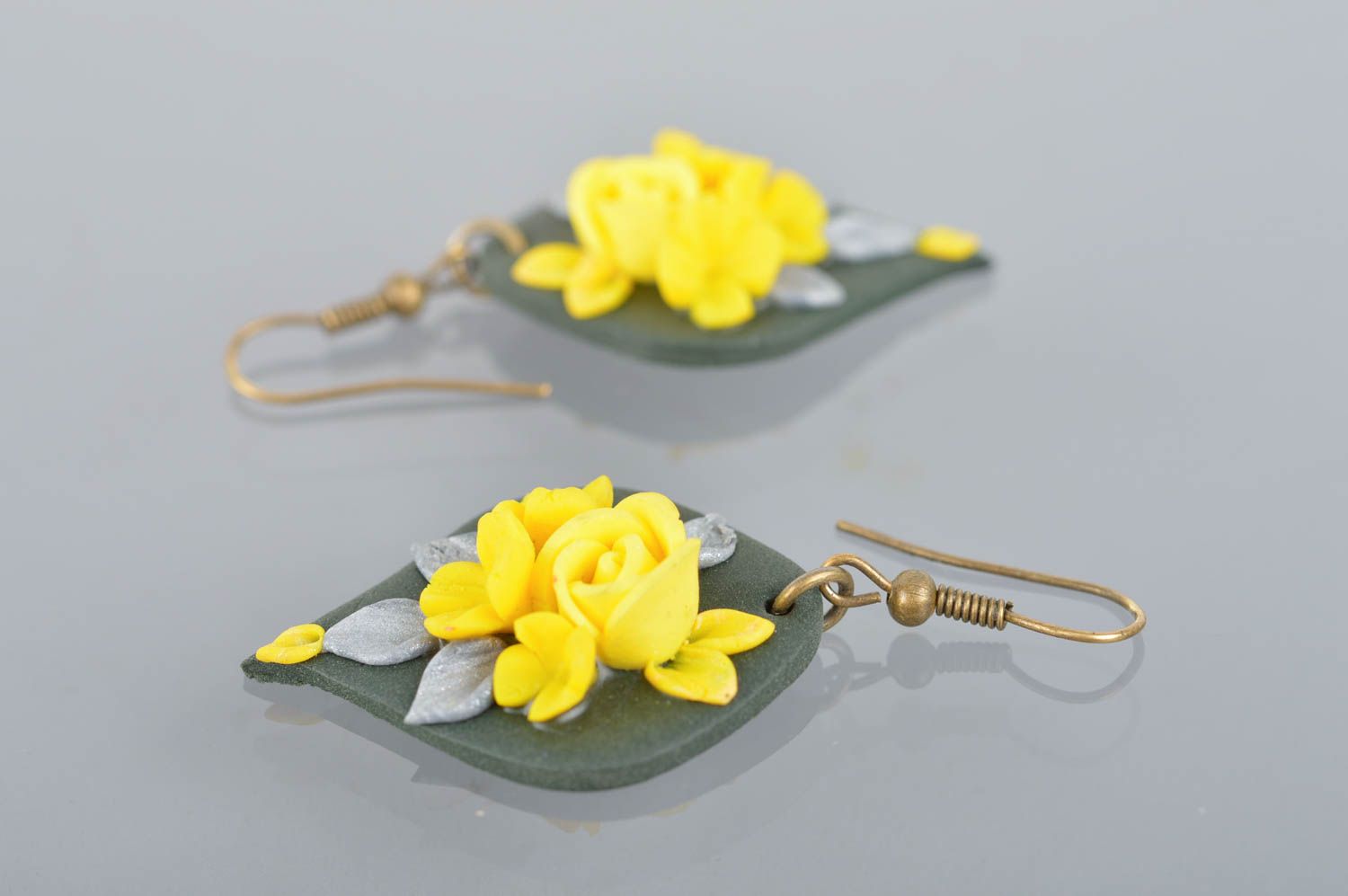 Boucles d'oreilles en pâte polymère grises avec roses jaunes faites main photo 5