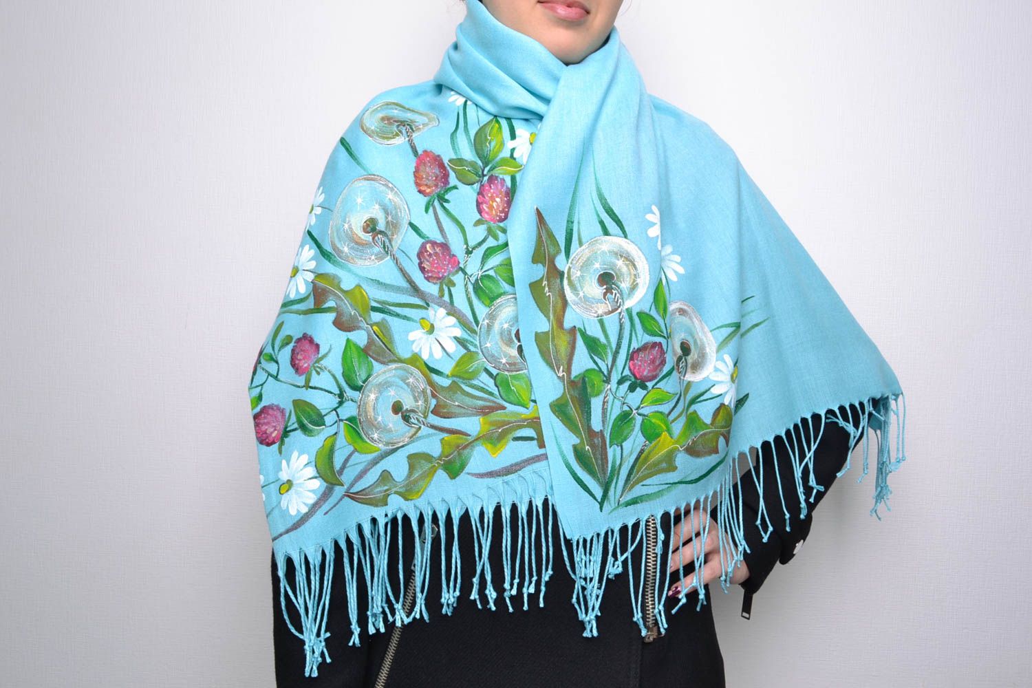 Широкий шарф из кашемира с росписью небесного оттенка фото 1