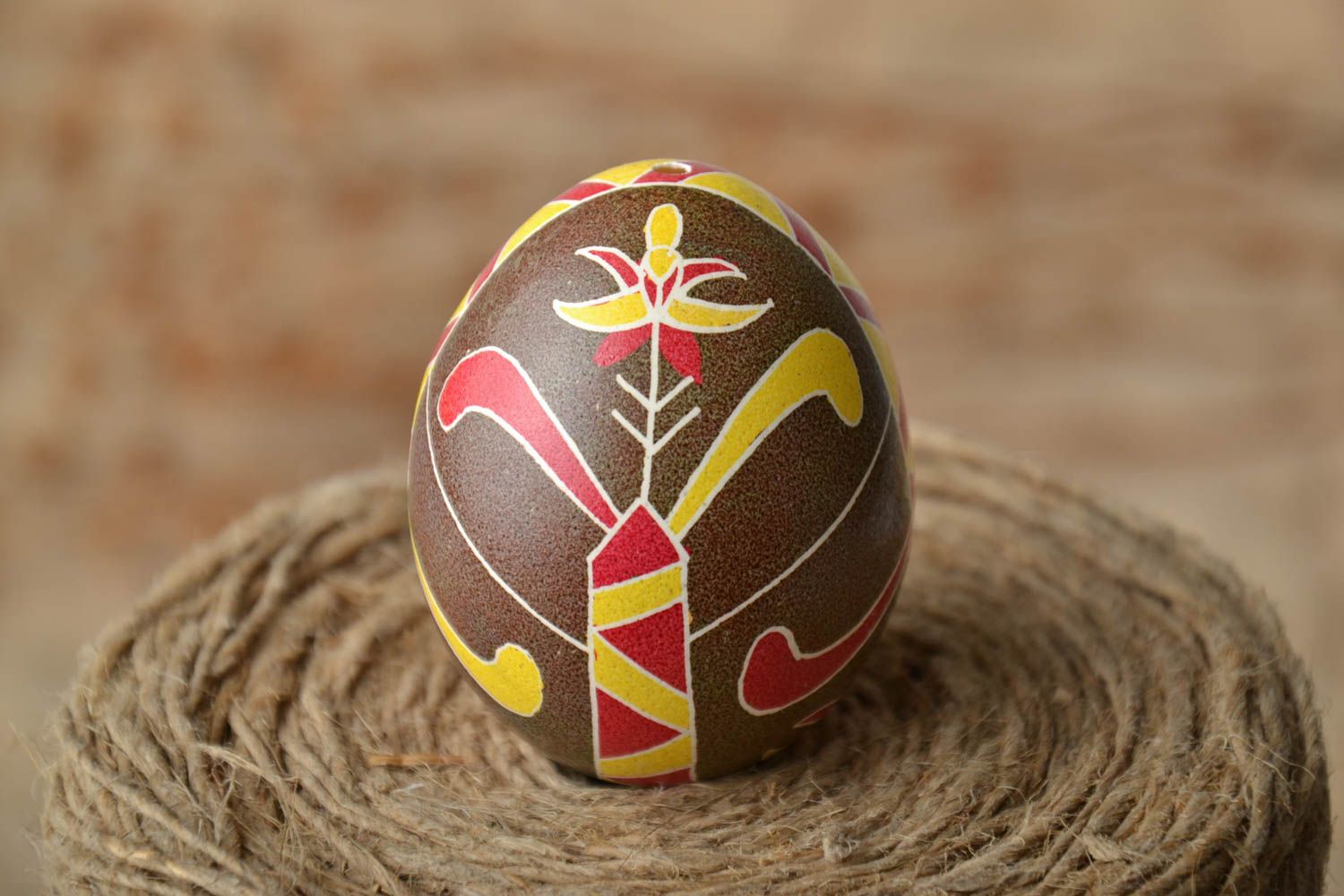 Oeuf de Pâques peint de colorants d'aniline décoratif marron fait main original photo 1