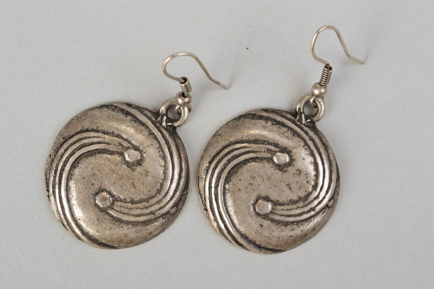 Grandes boucles d'oreilles en métal rondes de couleur argentée Taijitu photo 3