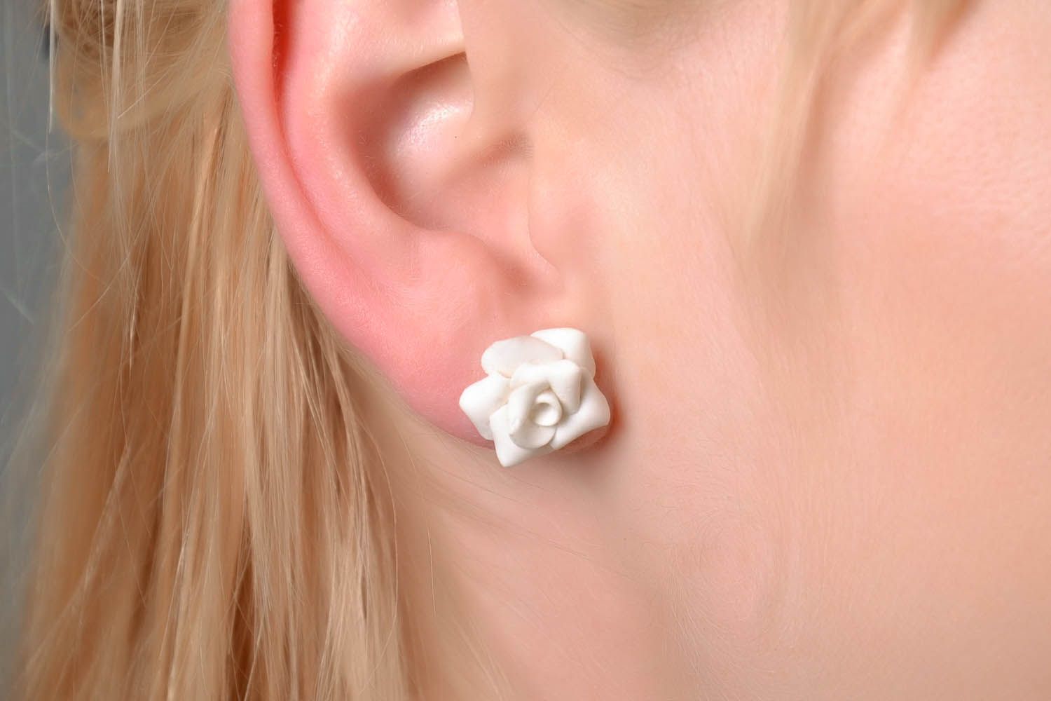 Boucles d'oreilles en argile polymère en forme de roses photo 4