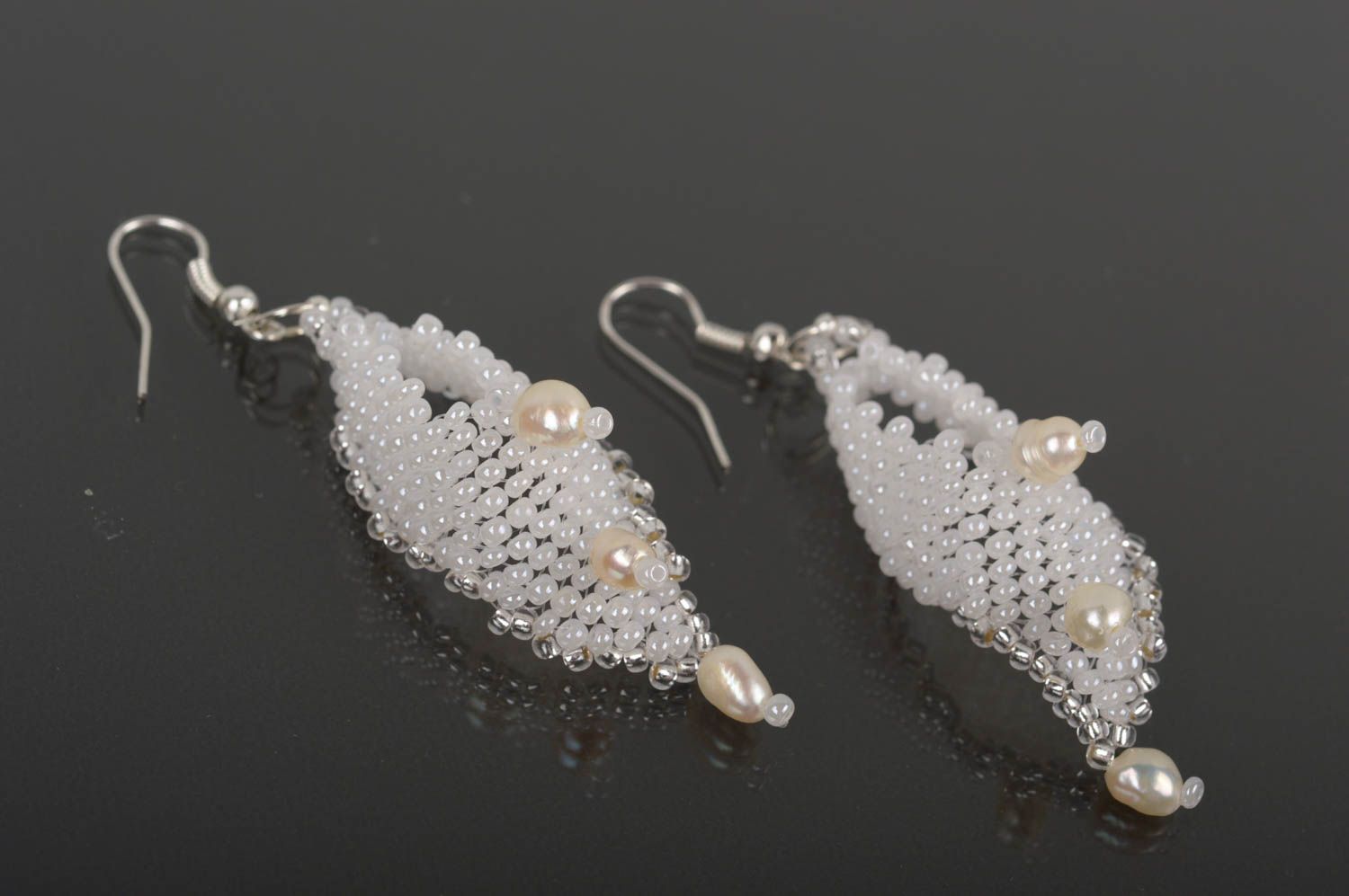 Boucles d'oreilles pendantes Bijou fait main Cadeau femme perles blanches photo 4