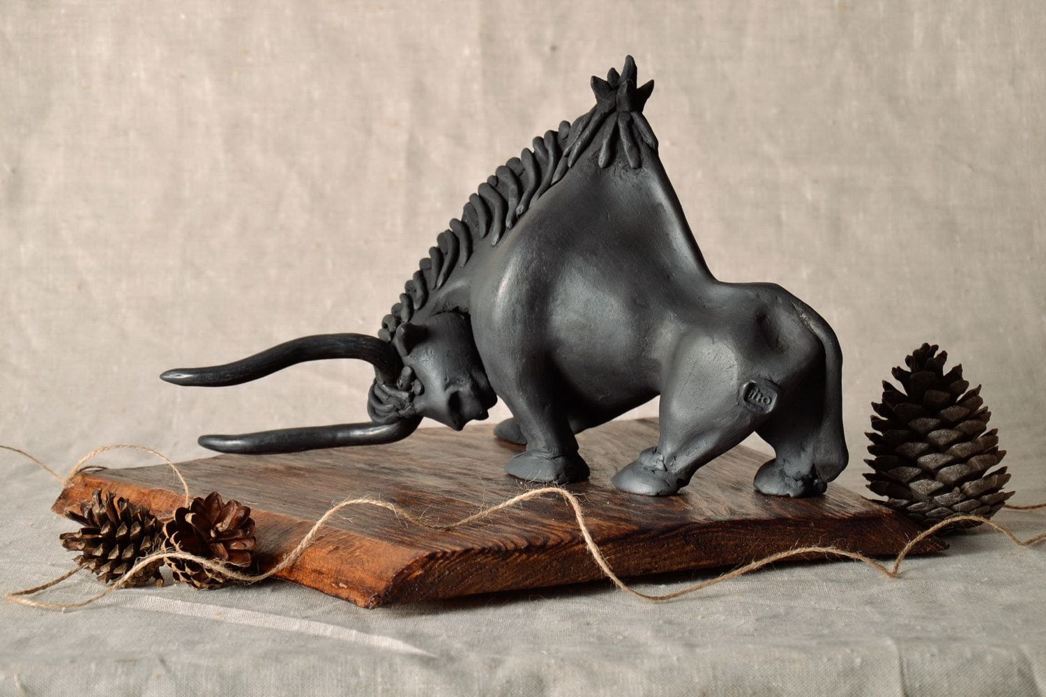 Figurine céramique sur support en forme de taureau photo 1