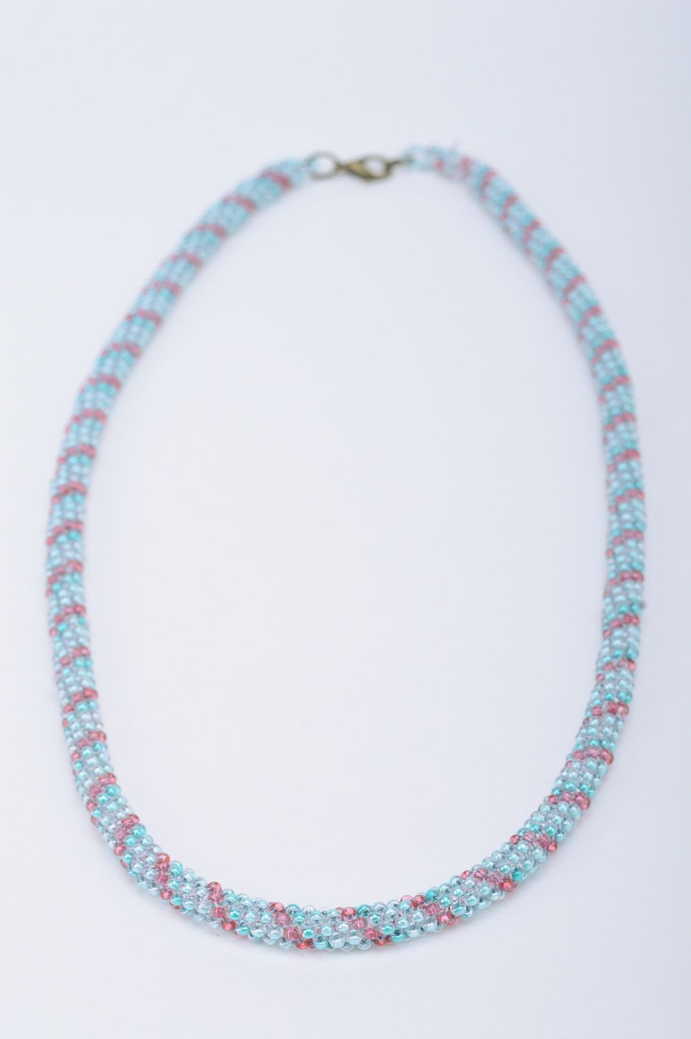 Collier spirale en perles de rocailles fait main bleu de design original photo 2