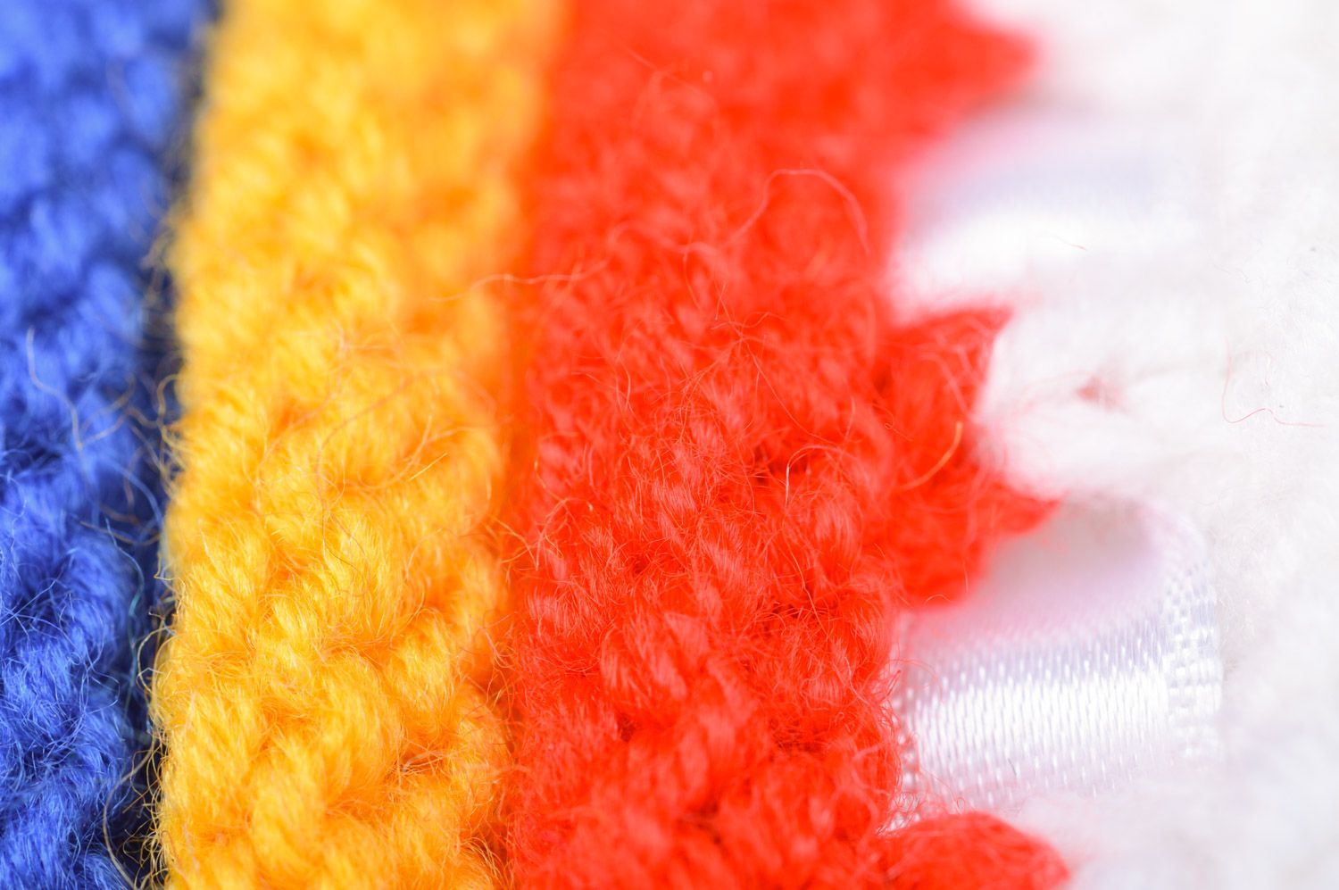 Chaussons de bébé tricotés avec aiguilles avec rubans en satin faits main photo 4
