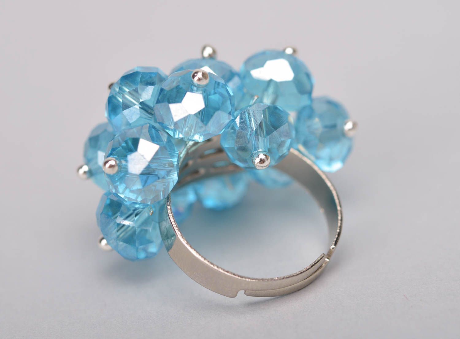Голубое бестящее кольцо из стекляруса авторский аксессуар ручной работы фото 3