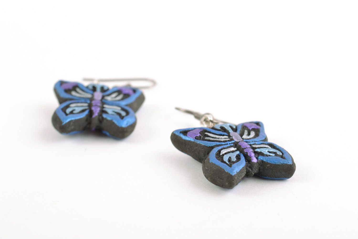 Petites boucles d'oreilles en céramique peintes noir-bleu faites main papillons photo 3