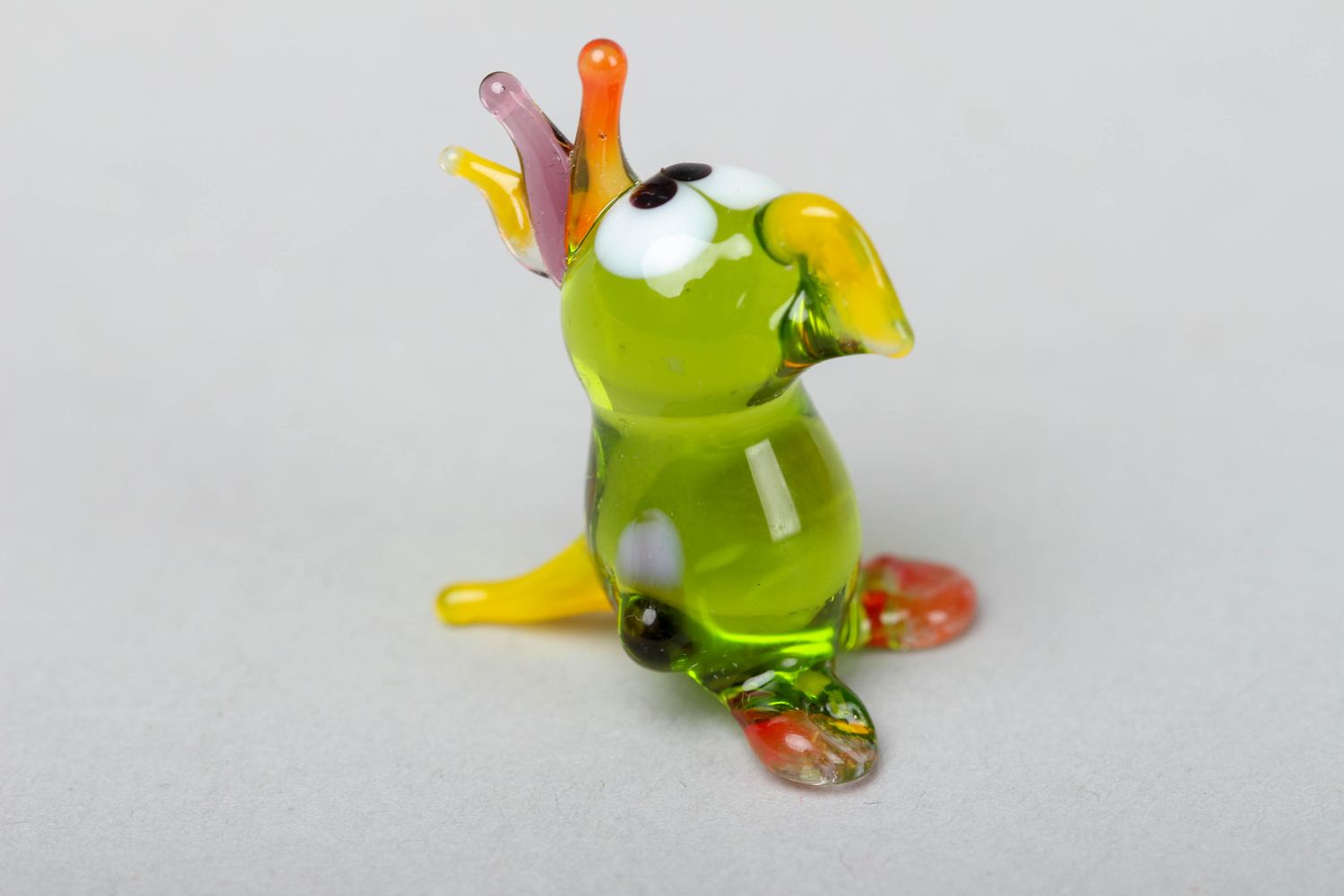 Стеклянная маленькая фигурка попугая в технике лэмпворк  фото 1