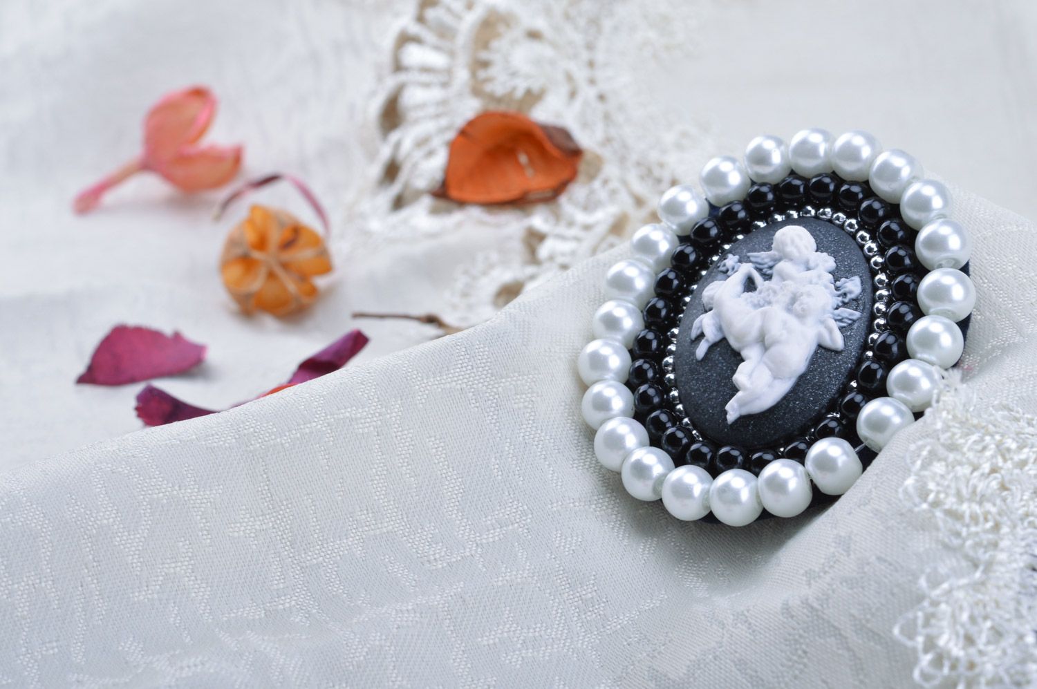 Handmade felt brooch with cameo embroidered with seed and pearl-like beads photo 4