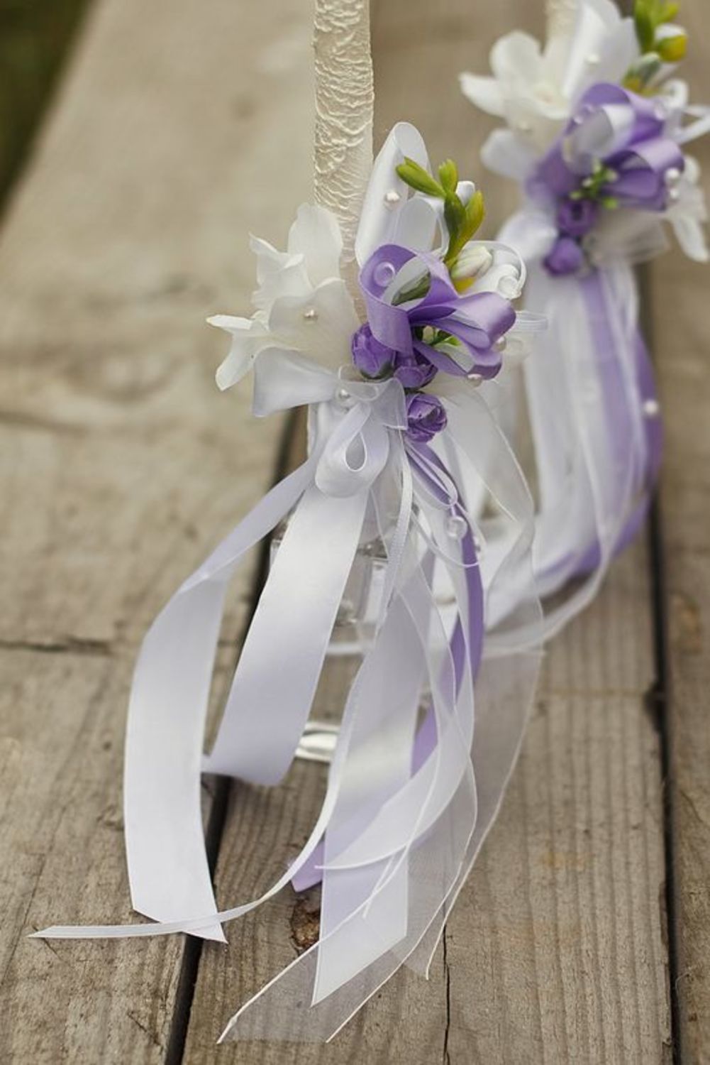 Vela de boda con flores de color lila foto 2