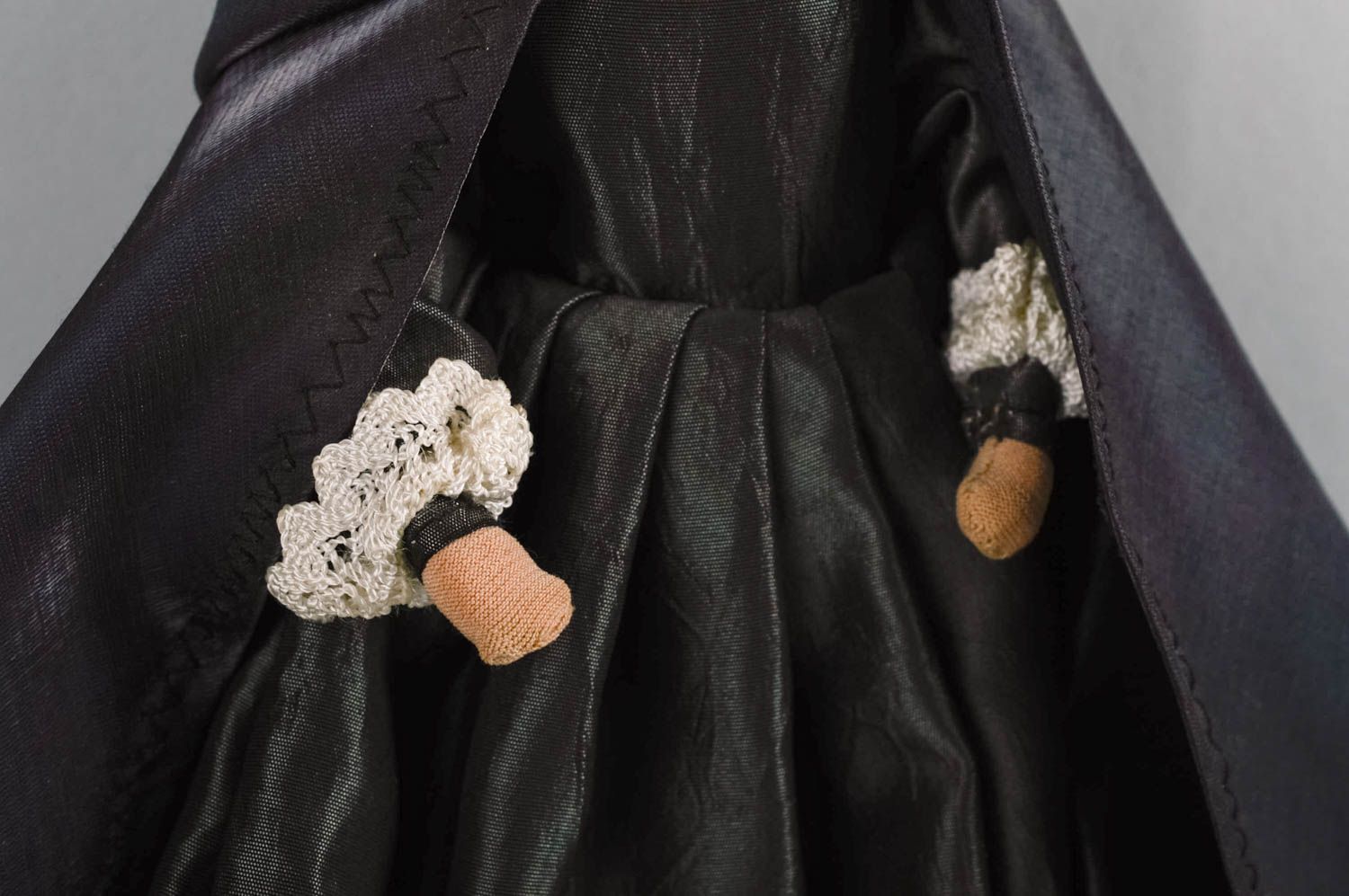 Декоративная кукла женщина в плаще черного цвета для интерьера ручная работа  фото 5